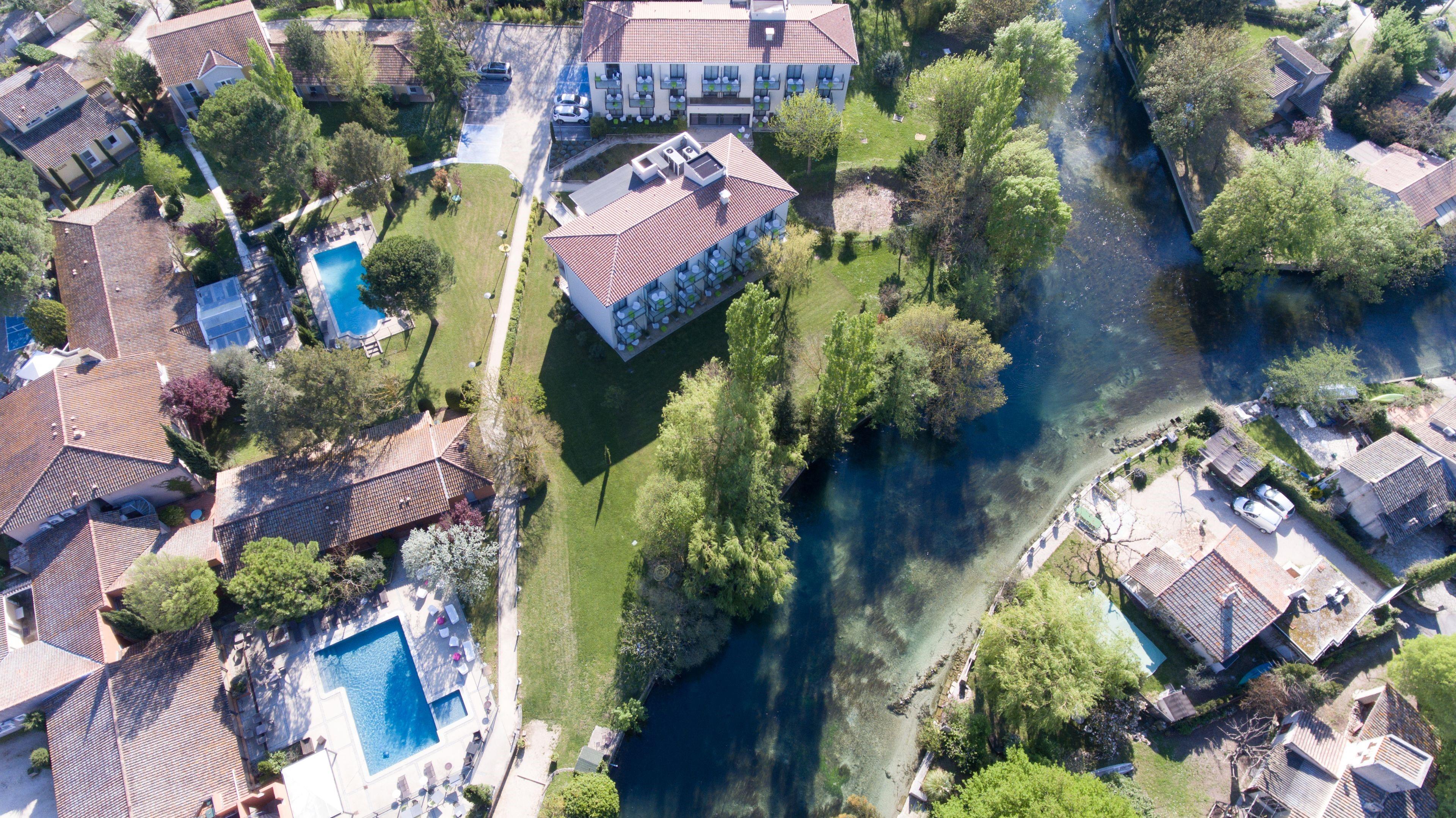Sowell Hotels Domaine De La Petite Isle L'Isle-sur-la-Sorgue Exterior photo