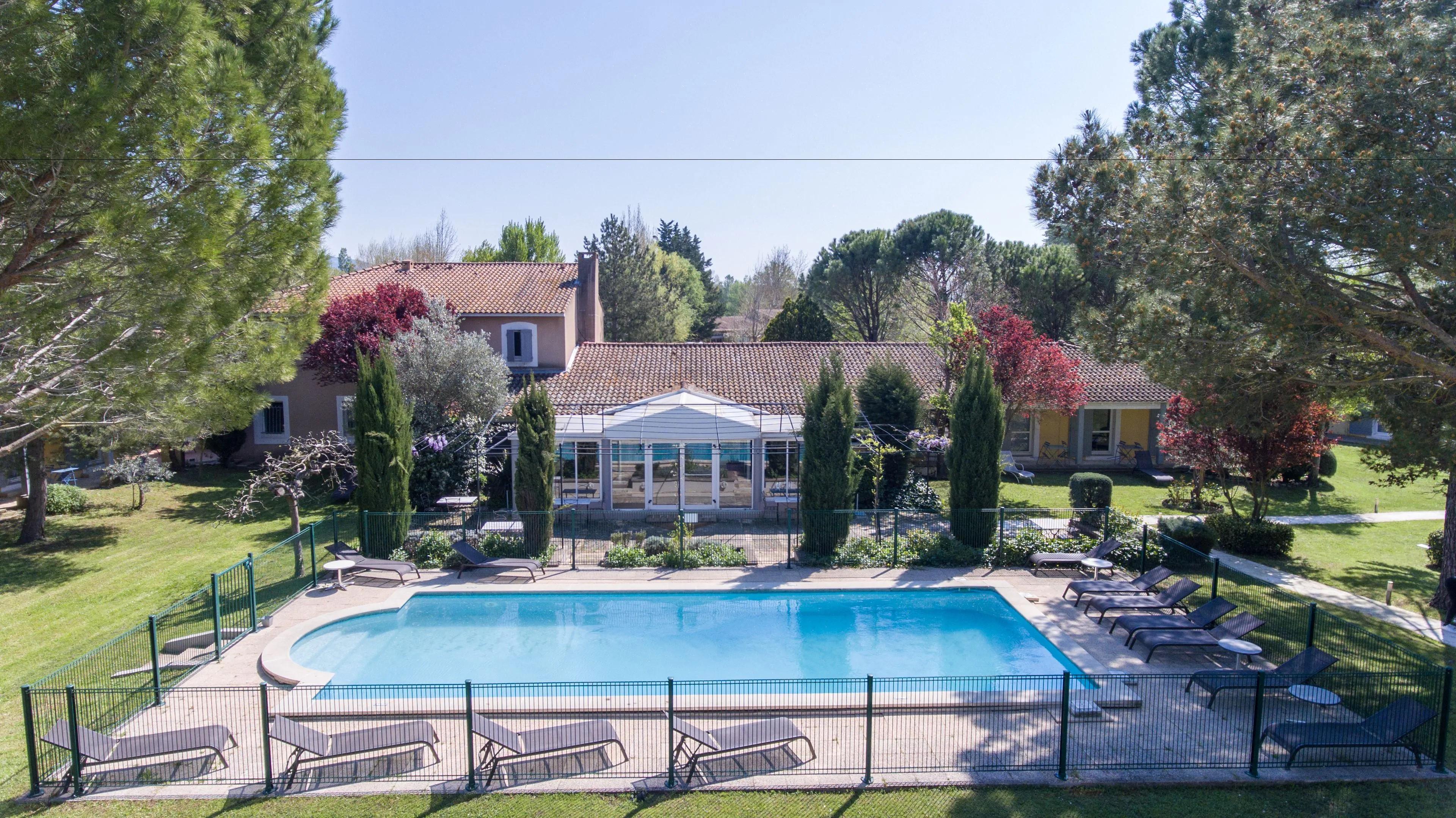 Sowell Hotels Domaine De La Petite Isle L'Isle-sur-la-Sorgue Exterior photo