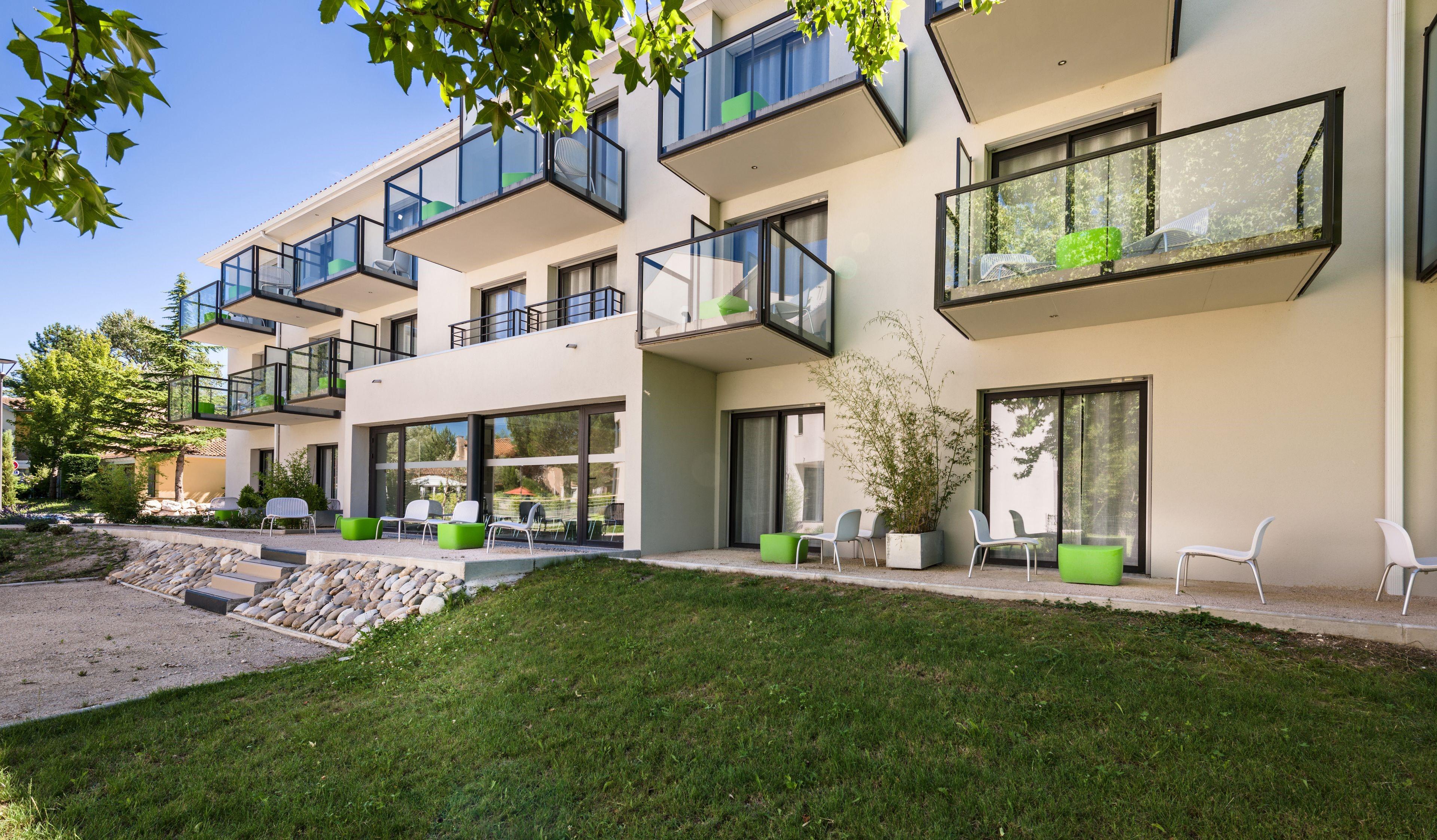 Sowell Hotels Domaine De La Petite Isle L'Isle-sur-la-Sorgue Exterior photo
