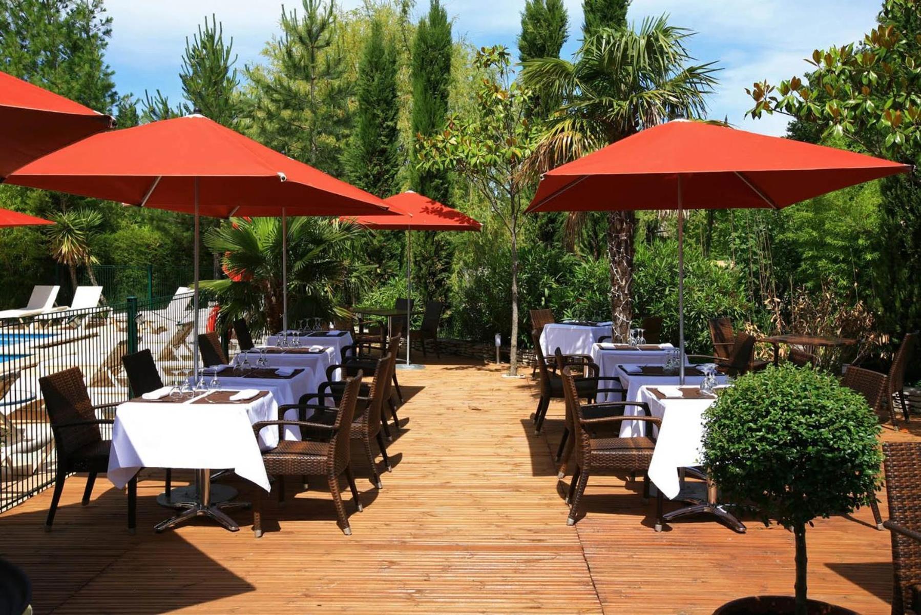 Sowell Hotels Domaine De La Petite Isle L'Isle-sur-la-Sorgue Exterior photo