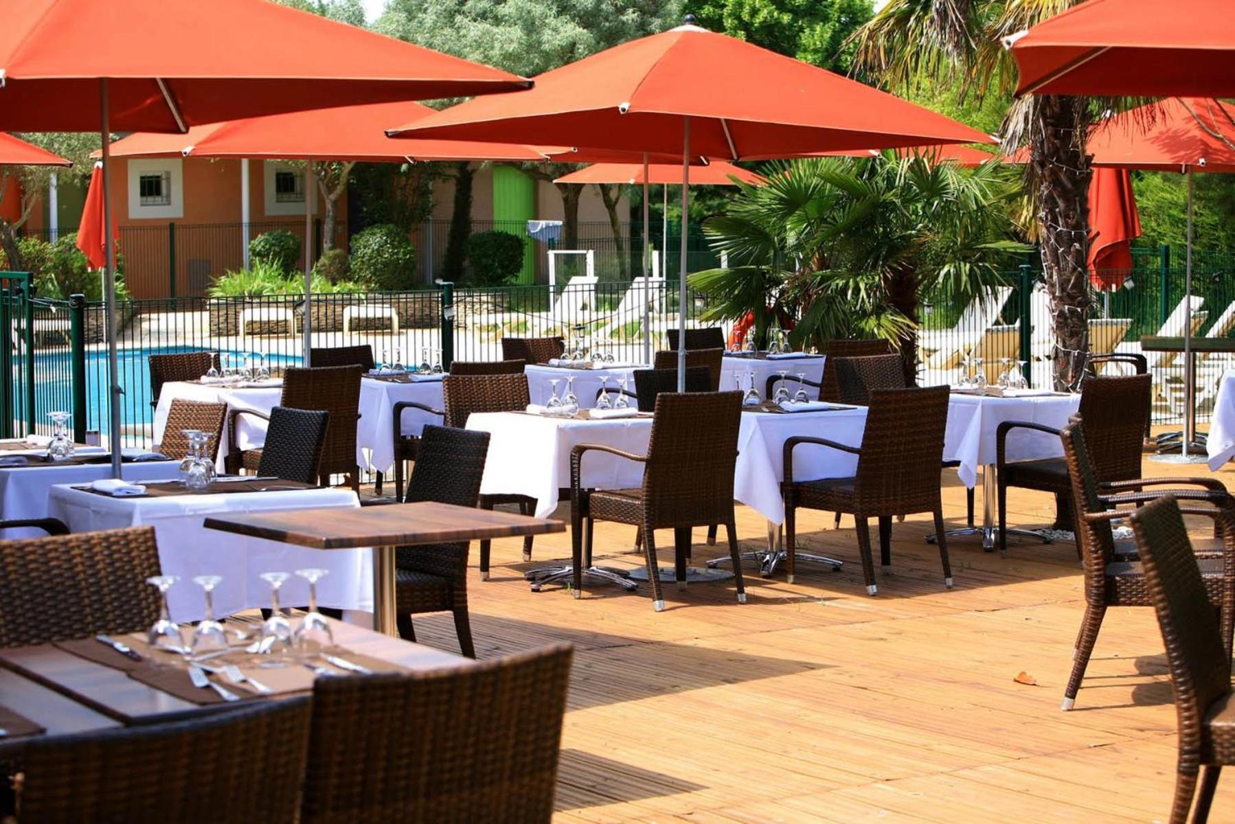 Sowell Hotels Domaine De La Petite Isle L'Isle-sur-la-Sorgue Exterior photo